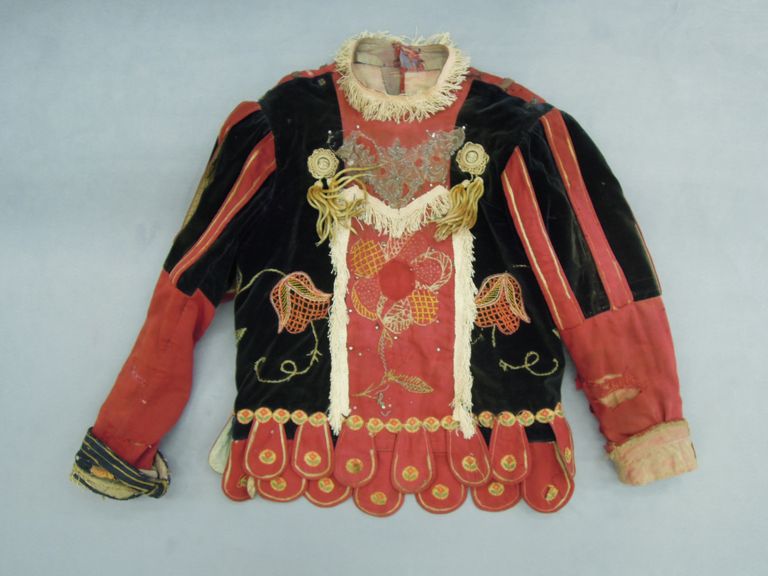 giacca costume n°6 prima dell'intervento di restauro (fronte) - ph.: R.T. Restauro Tessile